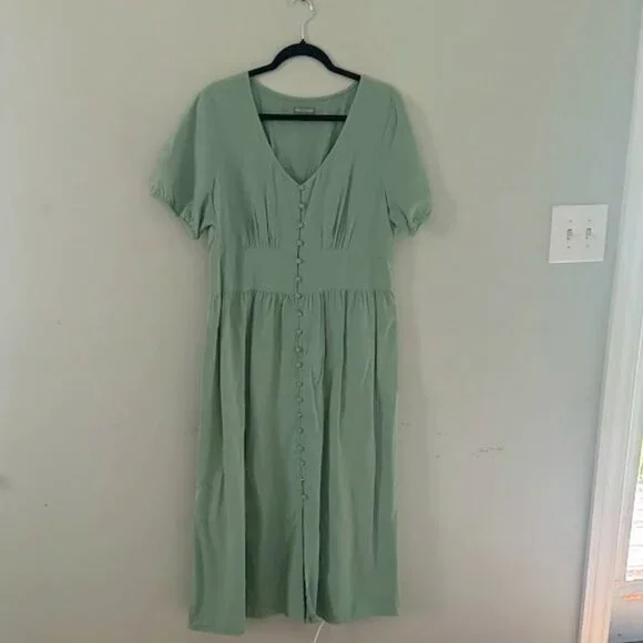 Short sleeve dress with button detail - Picture 1 of 4